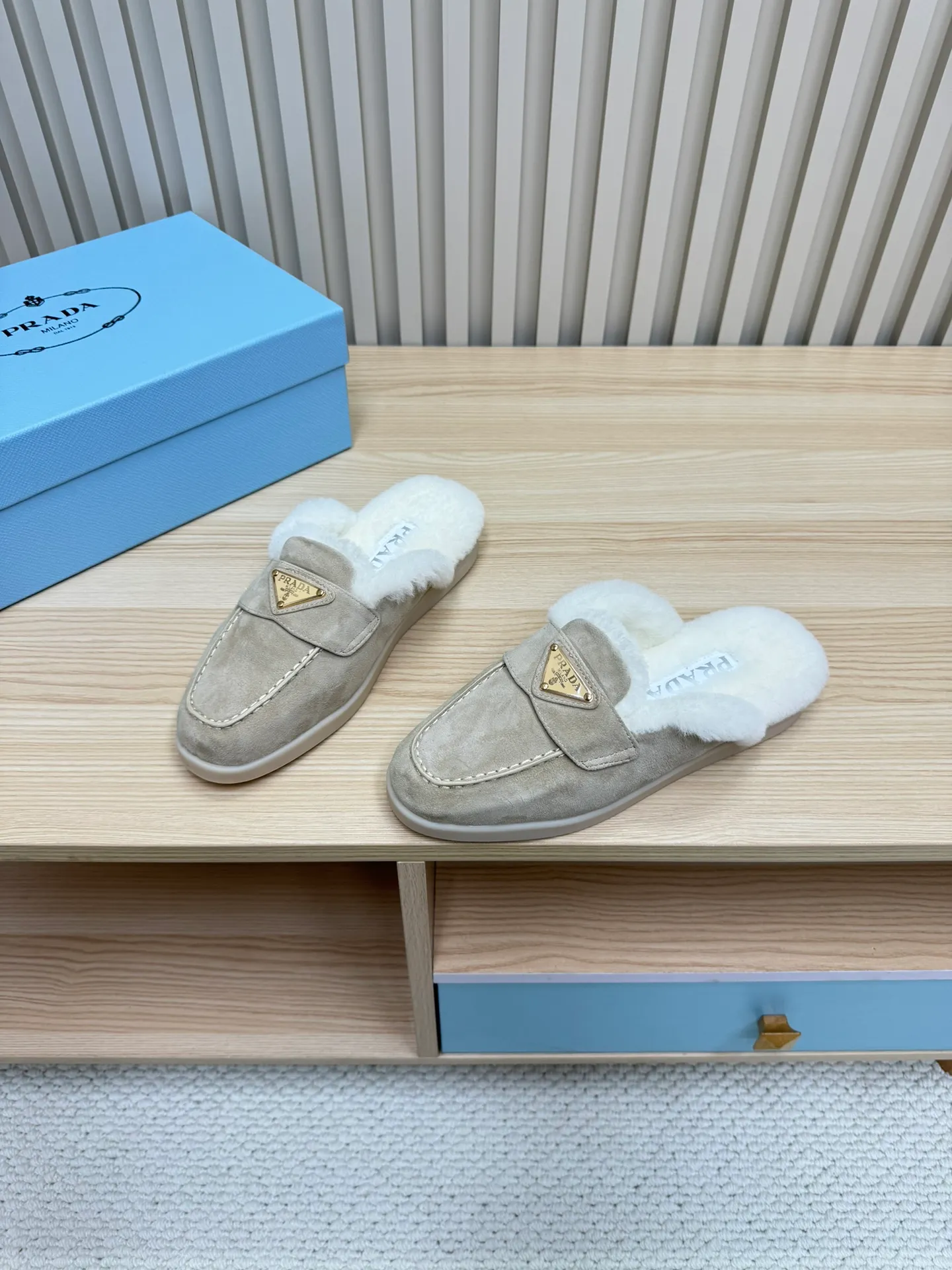 👟👟Ex-factory price 600👟👟 Prada / Prada (men and women) 24 new autumn and winter wool lining / loafers, wool collar echoes the design up and down! The Prada brand logo is outlined to highlight the high-end atmosphere! Made of sheepskin lining imported from Australia, the warmth retention effect in winter is great 👍 Fabric: Imported two-layer frosted cowhide Lining: Sheepskin imported from Australia One-piece Outsole: Original Tpu absorbent film outsole Female size: 35～41 (41 customized) Male size: 39～45 (45 customized)